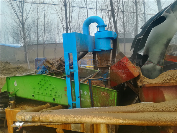 山東棗莊-<a href=http://www.dianpos.com.cn/tags/xishahuishouji target=_blank class=infotextkey><a href=//tags/xishahuishouji target=_blank class=infotextkey>細(xì)沙回收機(jī)</a></a>現(xiàn)場(chǎng)8.jpg